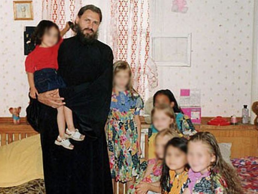 Священника из РФ подозревают в изнасиловании семерых усыновленных детей (ФОТО)