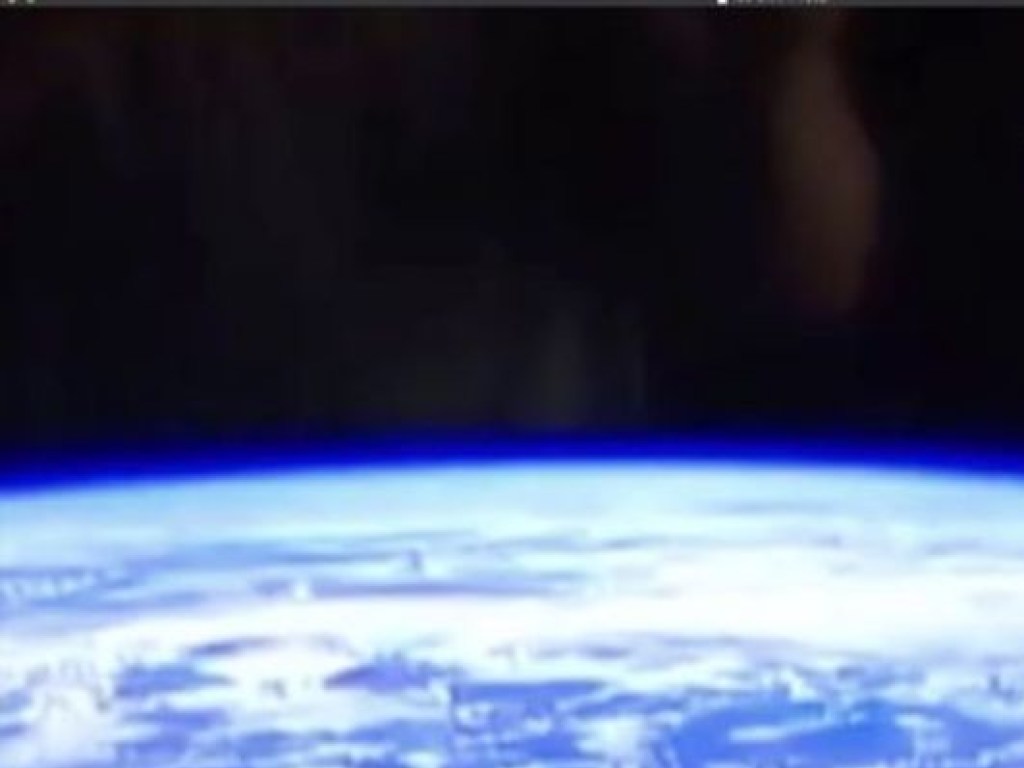 Камера МКС запечатлела треугольный объект возле Земли (ВИДЕО)
