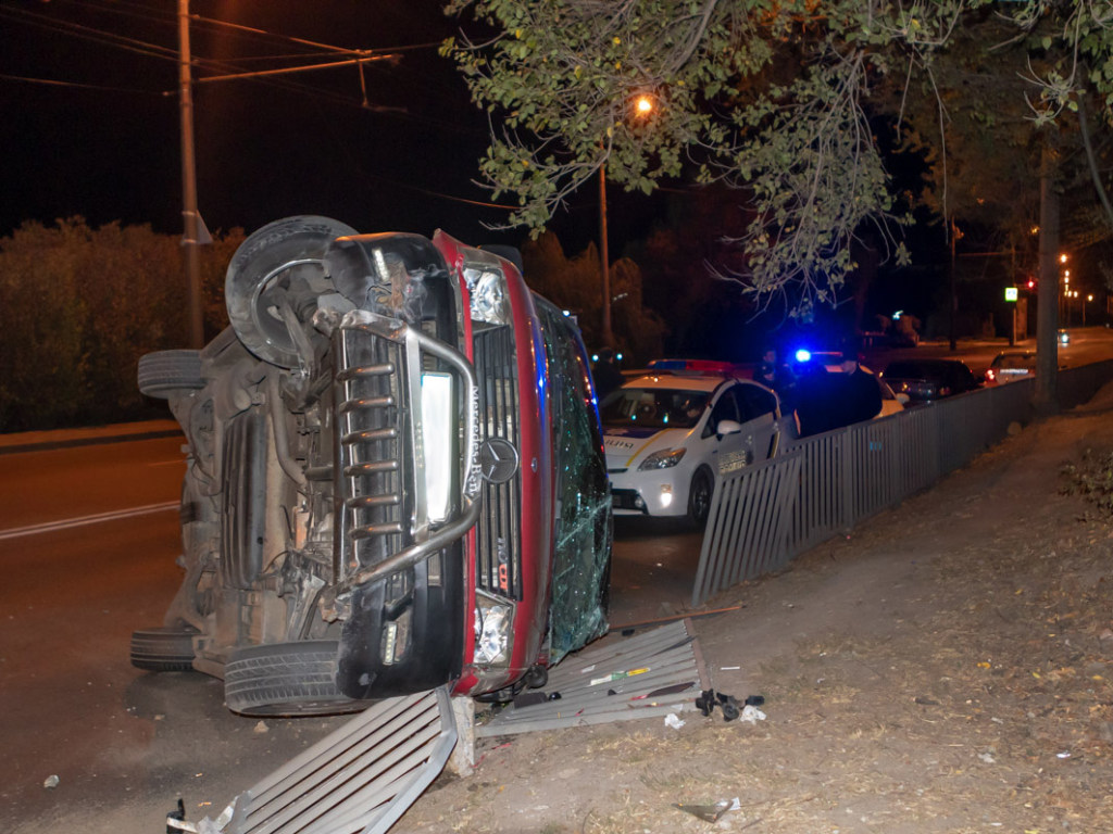 На Набережной в Днепре пьяный водитель Mercedes влетел в ограждение (ФОТО)