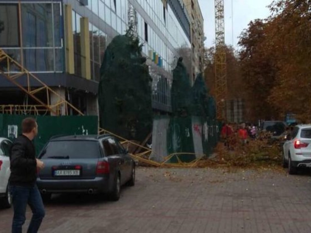 В элитном районе Киева на автомобиль рухнул строительный кран (ВИДЕО)