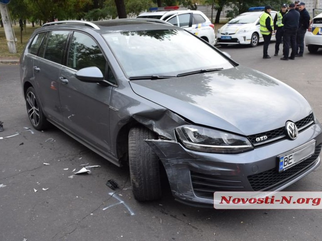 В Николаеве полицейский автомобиль врезался в иномарку (ФОТО)