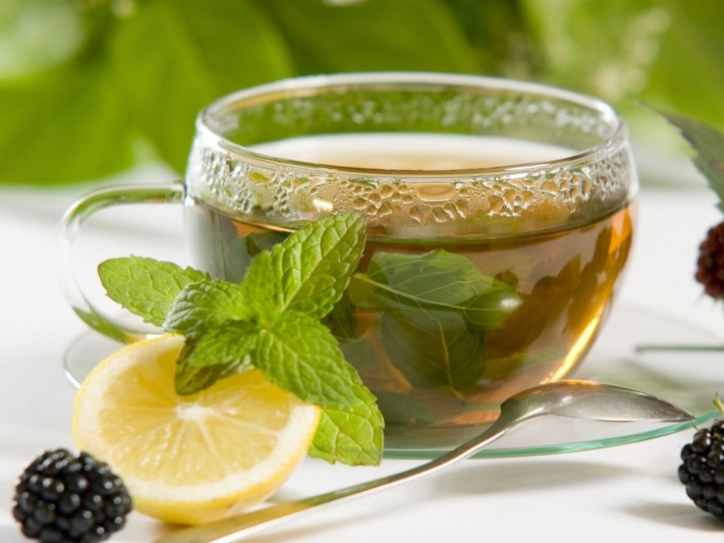 Эксперт: взбодриться пасмурным утром поможет зеленый чай и кубики льда