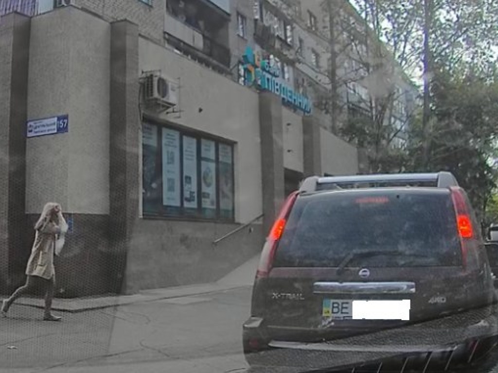 В Николаеве от невнимательной автоледи-блондинки «убежал» ее Hyundai (ВИДЕО)