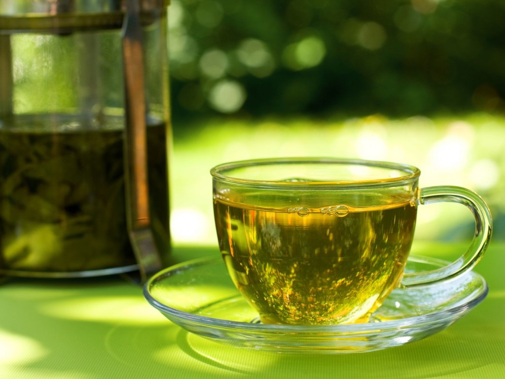 Теплый зеленый чай помогает организму сжигать лишние калории &#8212; эксперт