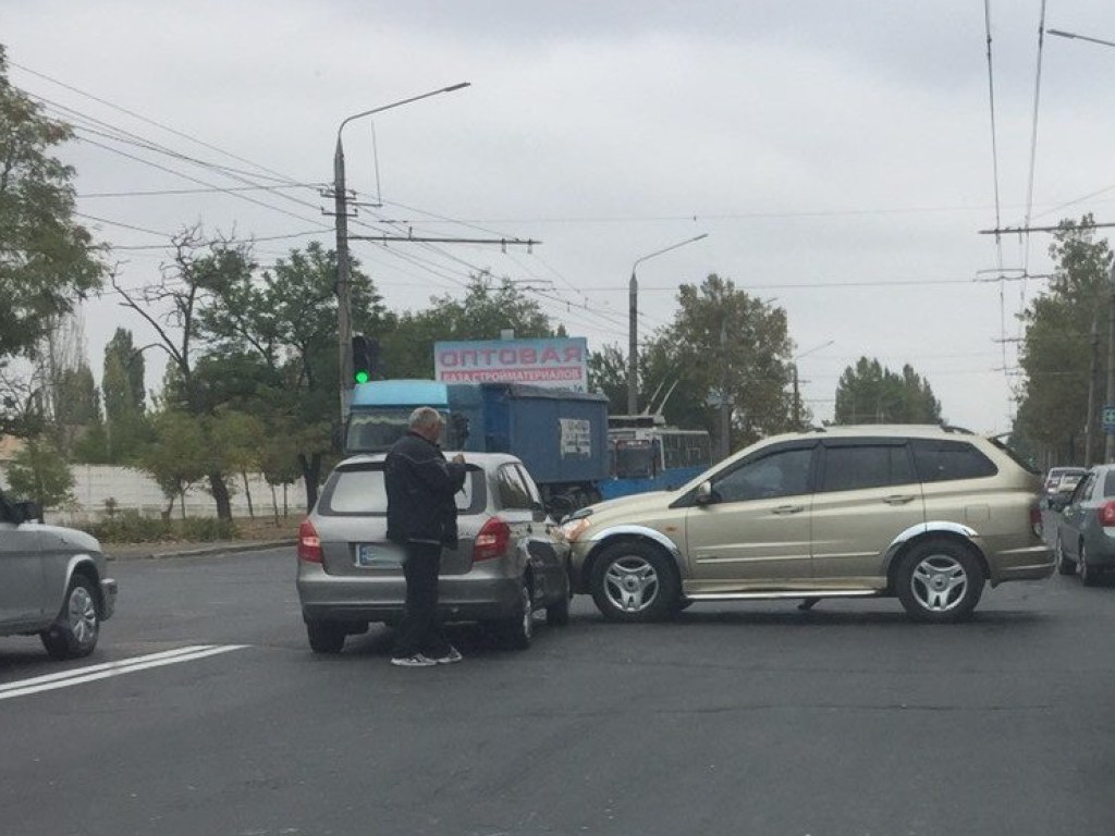 ДТП в Николаеве: дорогу не поделили внедорожник и такси (ФОТО)