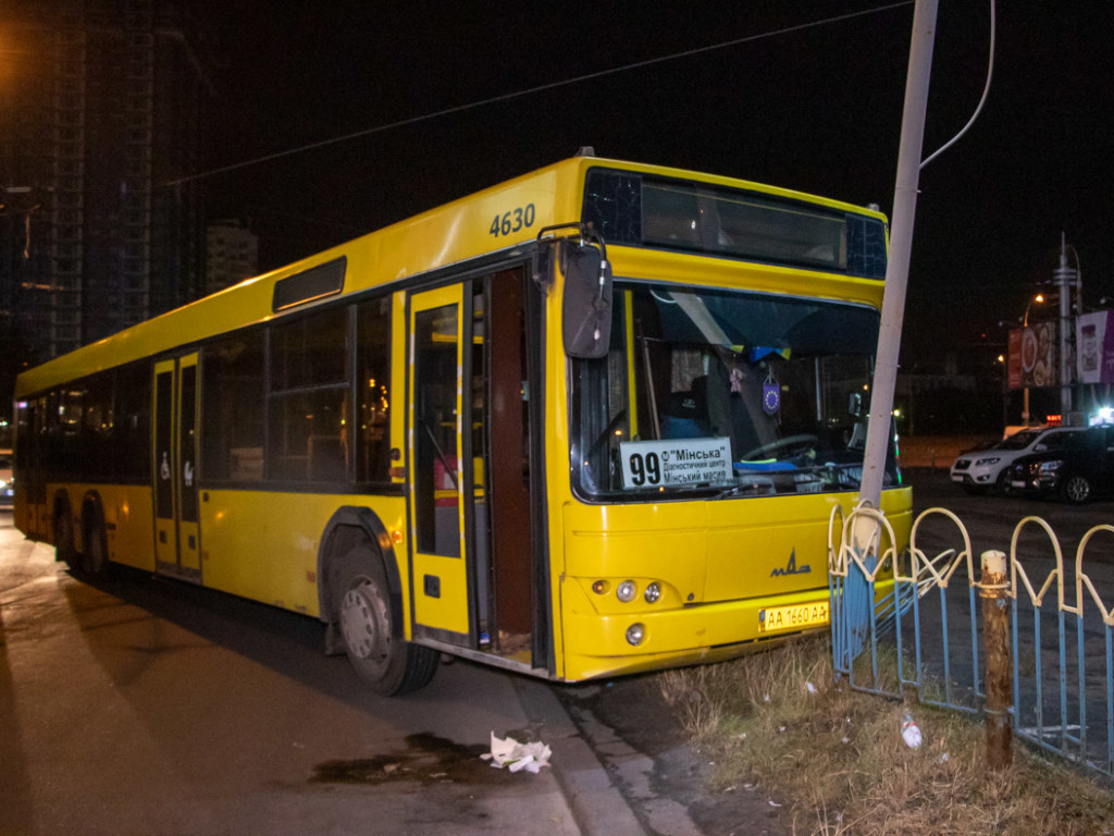 На Оболони в Киеве автобус с пассажирами въехал в ограждение и повредил фонарный столб (ФОТО, ВИДЕО)