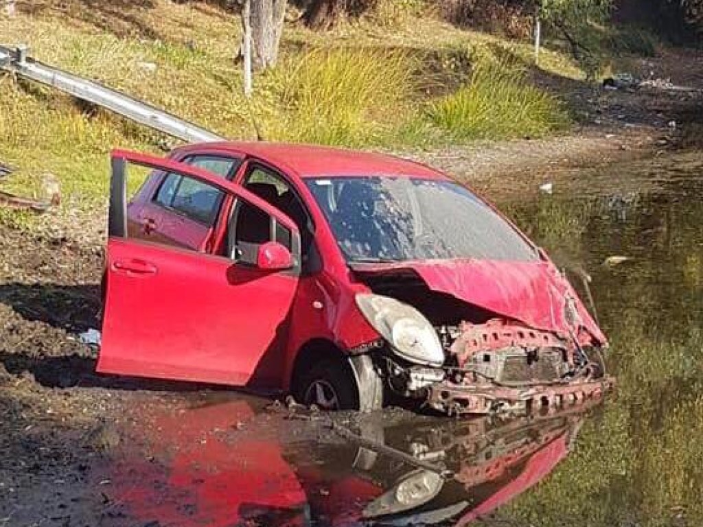 Toyota застряла в болоте: в Борисполе пьяный водитель вылетел с дороги в водоем (ФОТО)