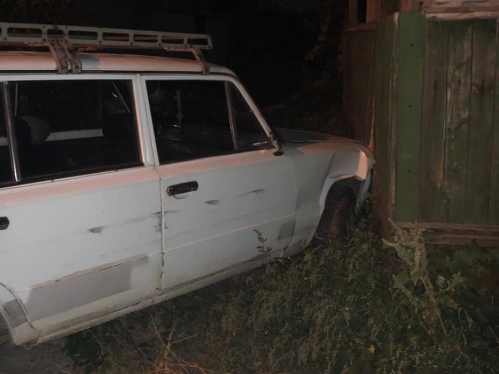 В Запорожье пьяный водитель устроил гонки с полицейскими и врезался в забор (ФОТО)