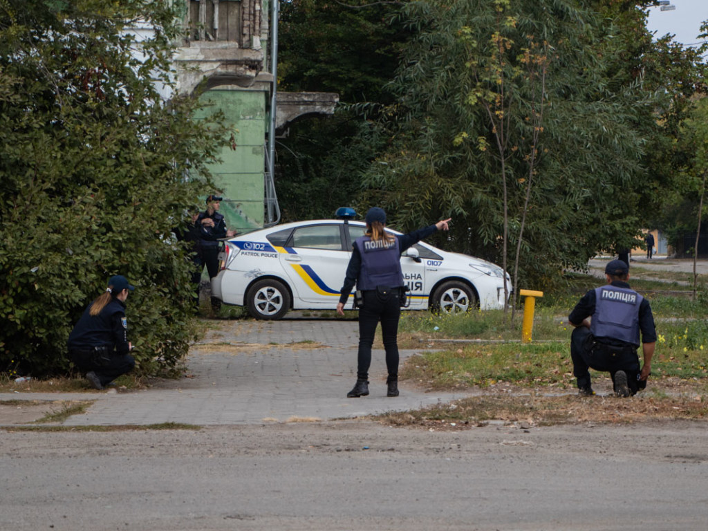 Полиция Днепра гонялась за водителем BMW, пока он не забаррикадировался в доме (ФОТО, ВИДЕО)