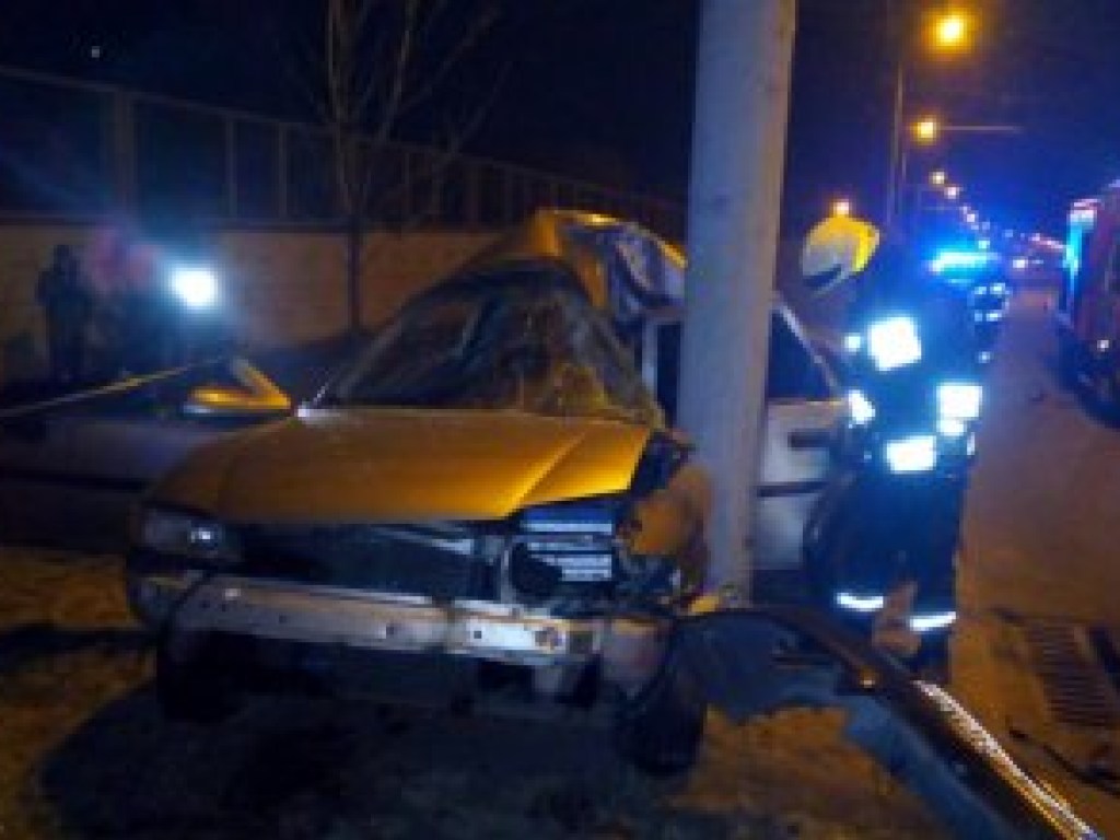 Водитель Opel Vectra в Днепре врезался в электроопору: есть жертвы (ФОТО)