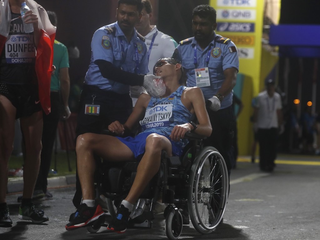 Жуткое ЧП: В Катаре на Чемпионате Мира украинского атлета увезли с финиша на инвалидной коляске (ФОТО)