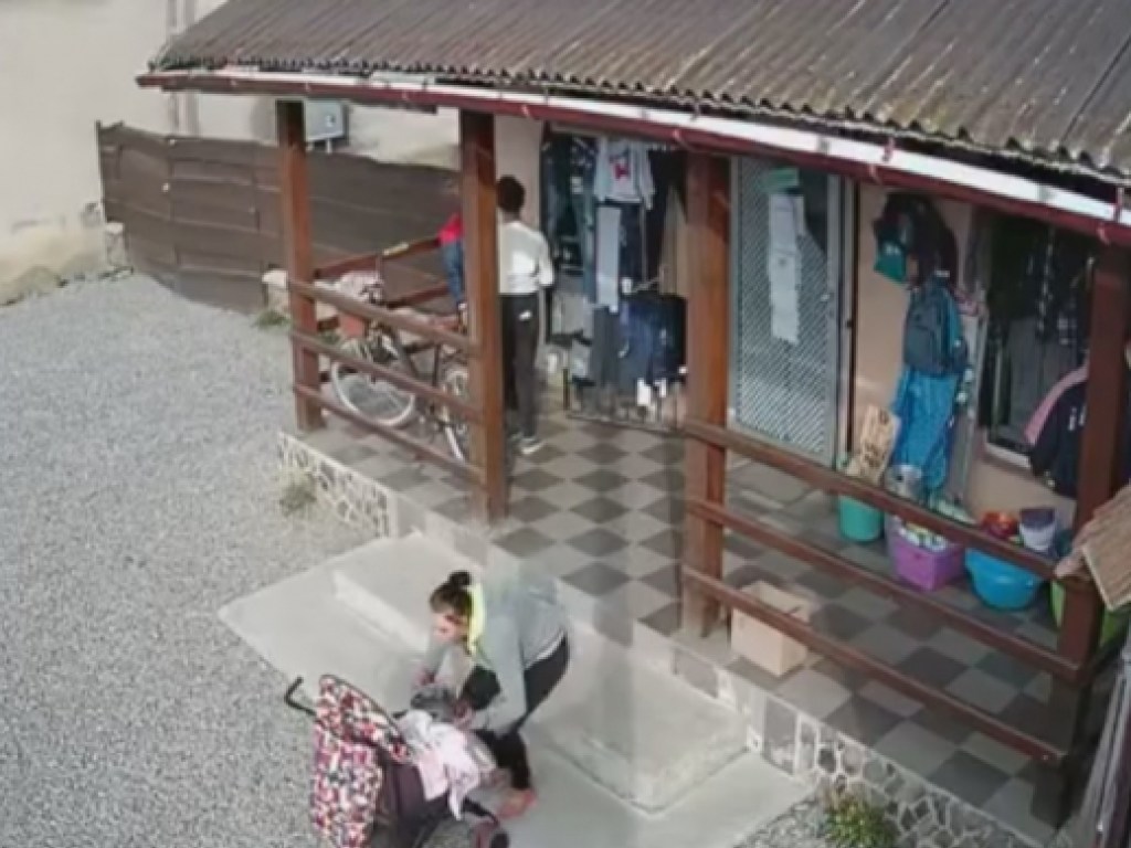 На Закарпатье ромы воровали в магазине прямо под камерой наблюдения (ФОТО, ВИДЕО)