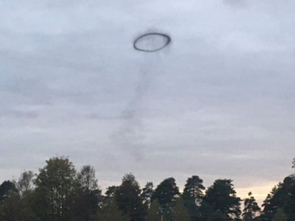«Похоже на НЛО»: В РФ по небу пролетело большое черное кольцо (ВИДЕО)