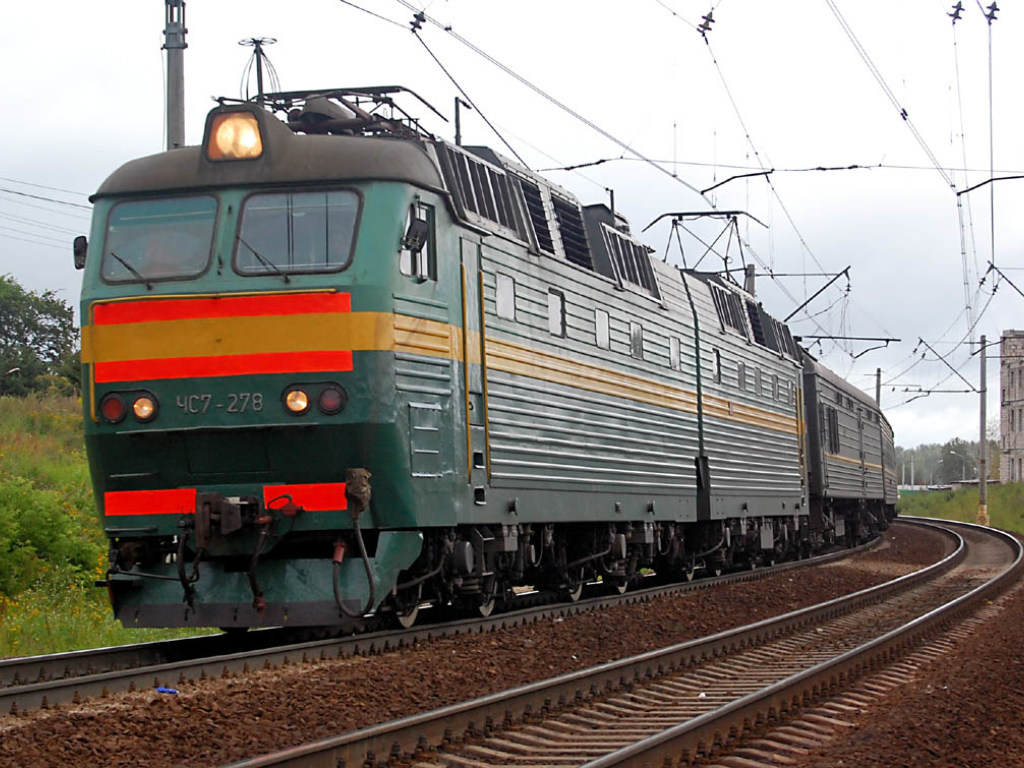 Сидел на рельсах: В Харьковской области поезд насмерть сбил 58-летнего мужчину