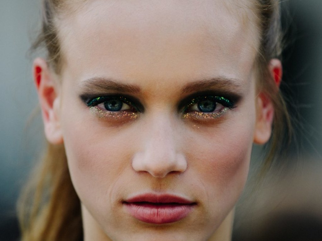 Макияж с акцентом на брови и цвет кожи: Идеальная женщина глазами парижских стилистов (ФОТО)
