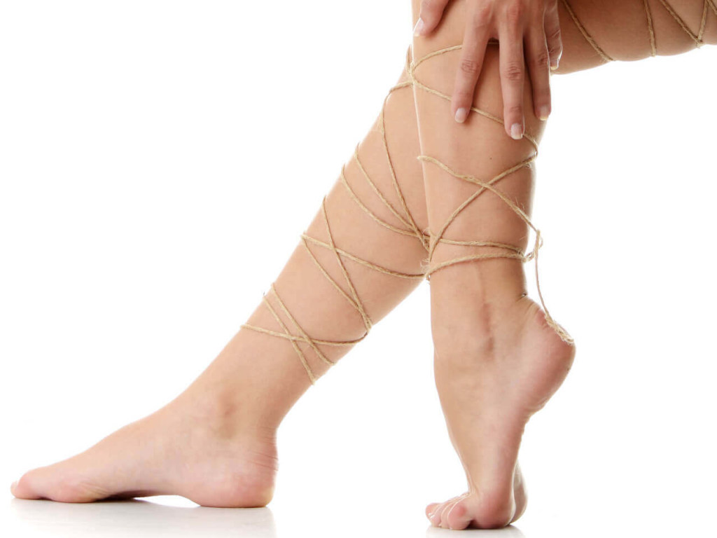 Лазер и хирургия: Названы лучшие методы для лечения варикоза на ногах