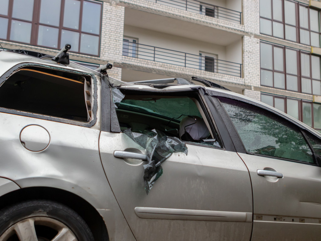 Смяло крышу машины: В Днепре часть новостройки упала на припаркованное авто Peugeot (ФОТО)