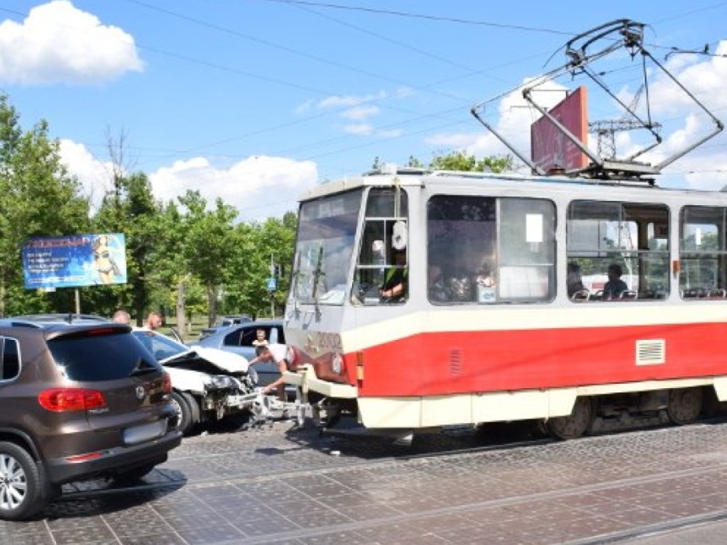 В Киеве автомобиль врезался в трамвай, движение транспорта парализовано (ВИДЕО)