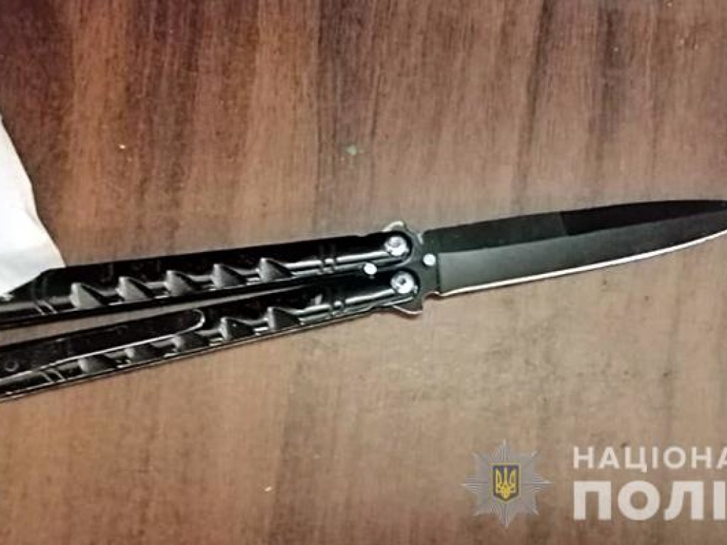 На метро «Лукьяновская» неадекват с ножом бросался на пассажиров (ФОТО)