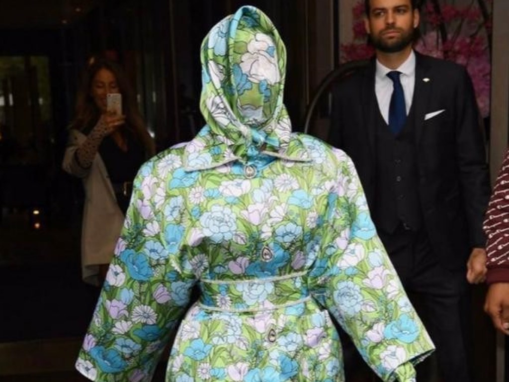 «Что ты на себя напялила?»: Карди Би шокировала нарядом на парижской Неделе моды (ФОТО)