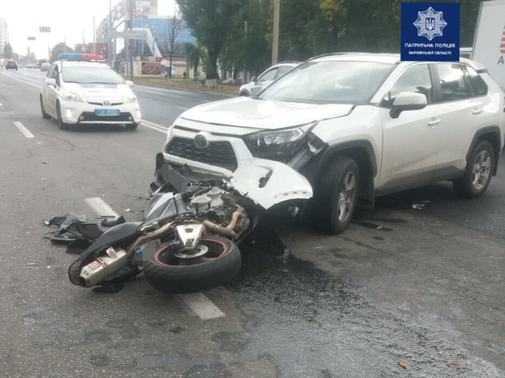 В Харькове Toyota столкнулась с мотоциклом: байкер оказался в больнице (ФОТО)