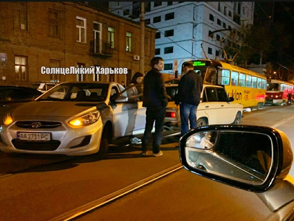 Hyundai и ВАЗ: в Харькове произошло ДТП на трамвайных путях (ФОТО)