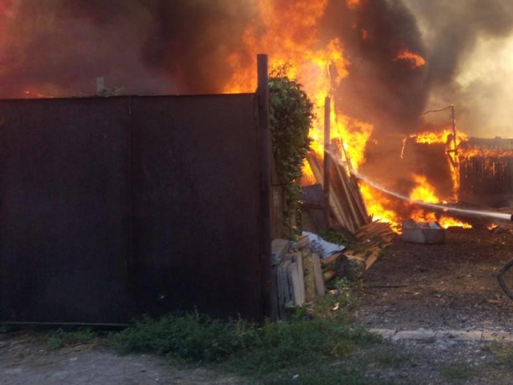 Ночью на Святошино в Киеве горел гараж: на месте ЧП нашли труп мужчины