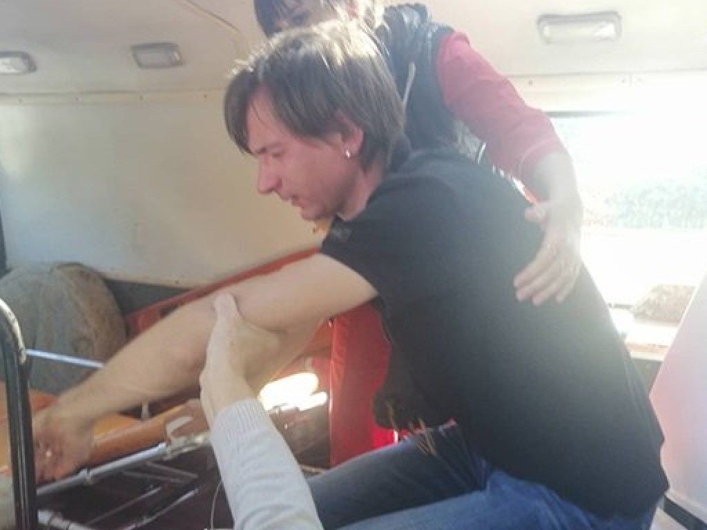 Житель Одессы с кувалдой напал на журналистов: повреждено авто, а от газового баллончика пострадал оператор