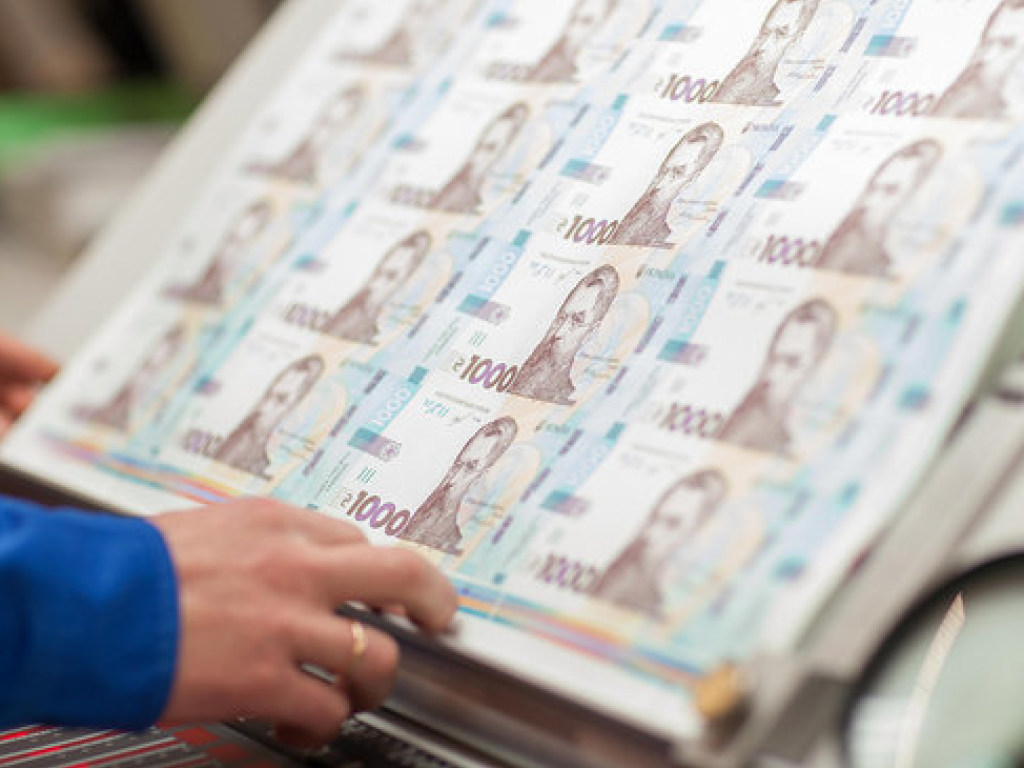 НБУ показал процесс печати банкноты номиналом в тысячу гривен (ФОТО)