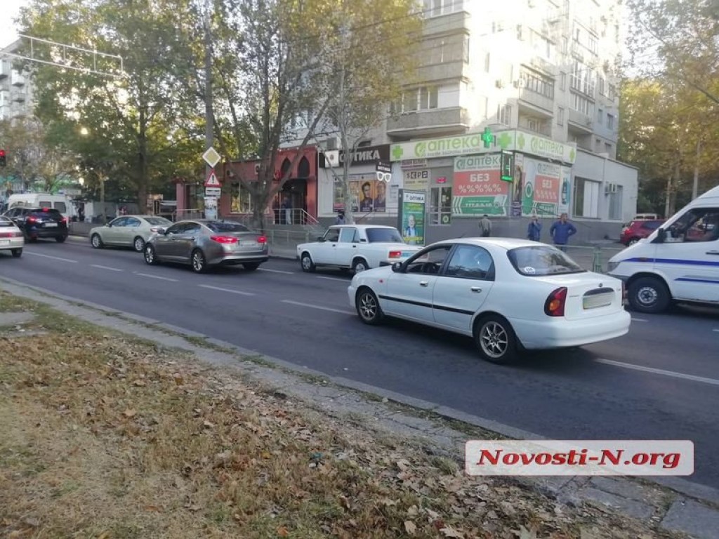 В Николаеве на центральном проспекте столкнулись Kia и Daewoo Lanos (ФОТО)