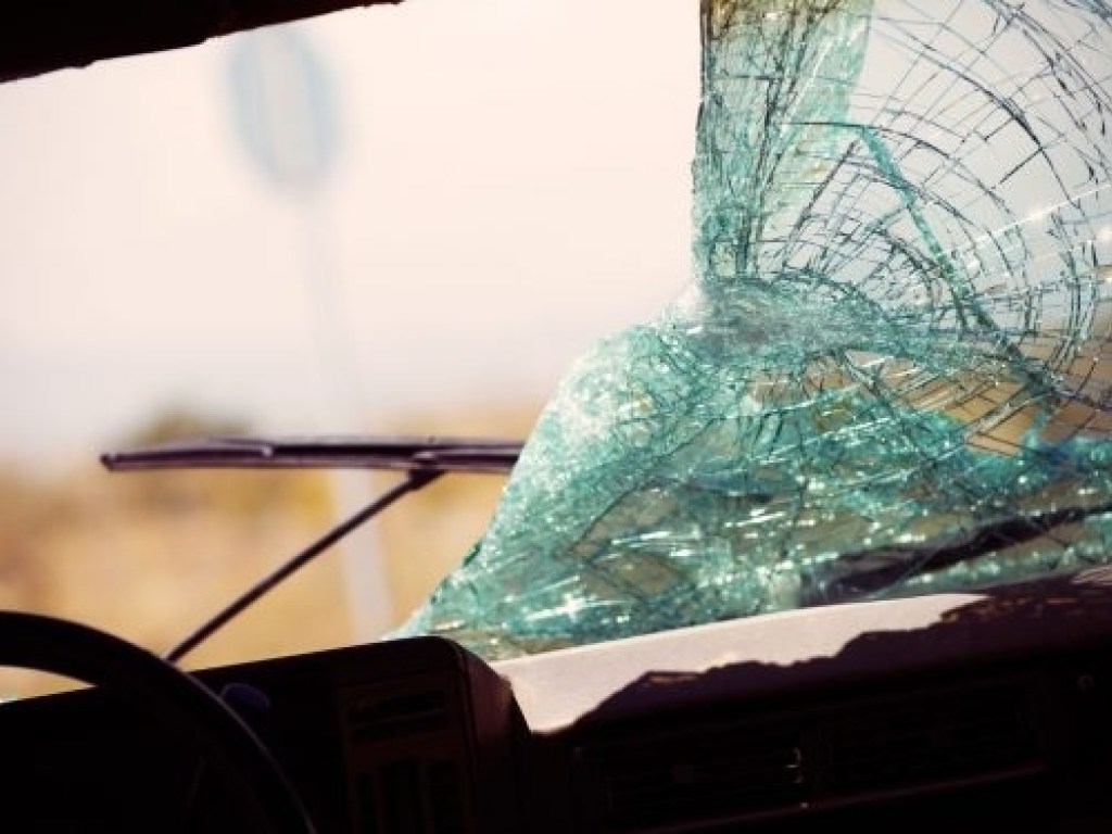 В Харькове на окружной дороге нашли труп и осколки лобового стекла автомобиля