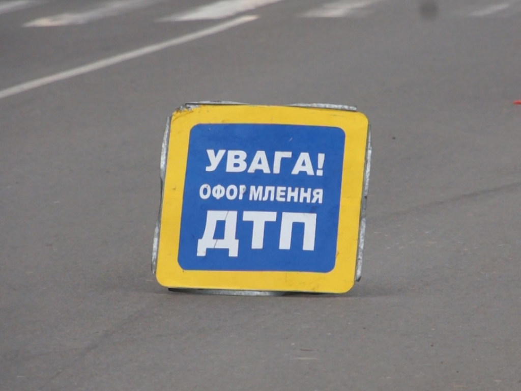 На Оболони в Киеве перевернулся автомобиль: есть пострадавшие (ВИДЕО)