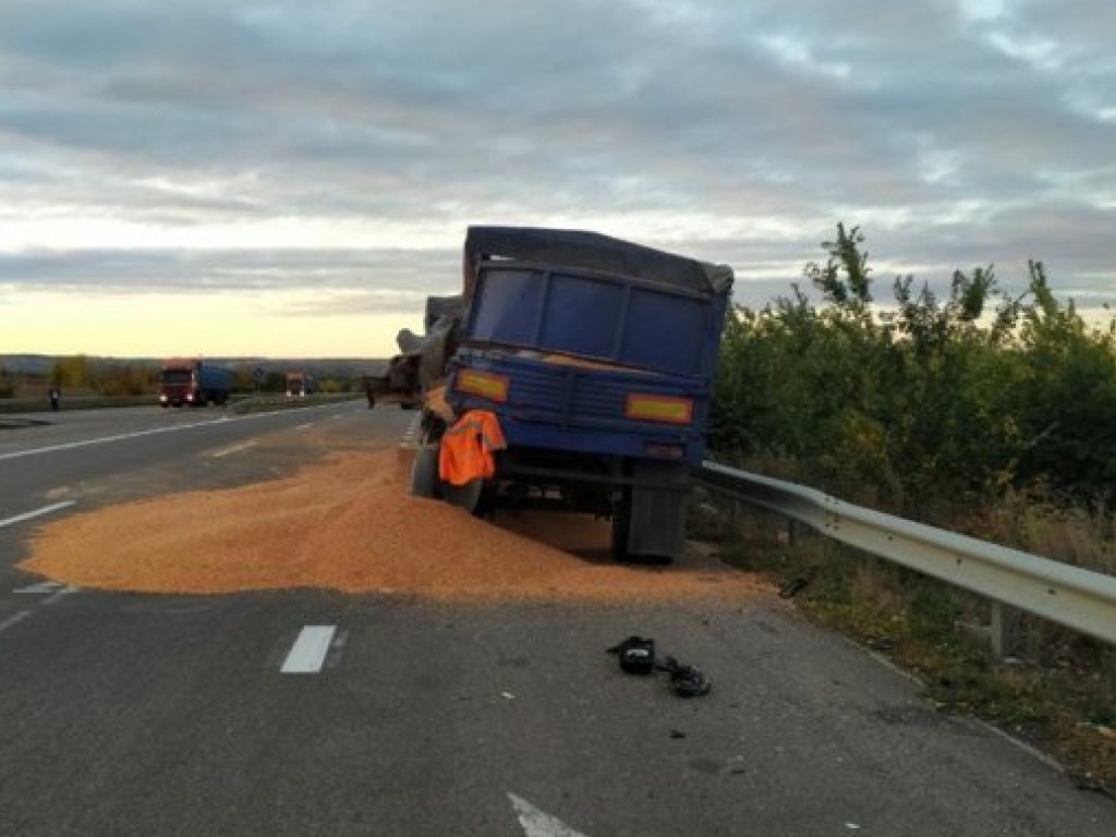 На трассе «Киев-Одесса» рейсовый автобус столкнулся с грузовиком: пассажир погиб (ФОТО)
