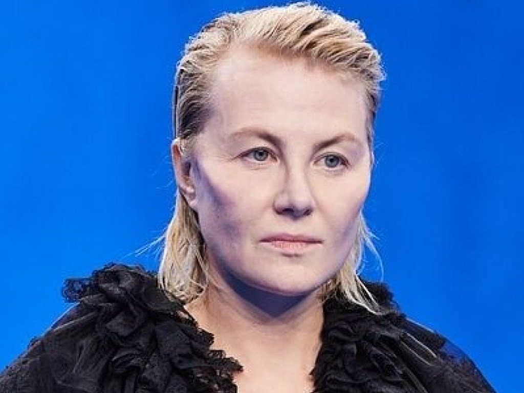 «Такой ее еще никто не видел»: 52-летняя Рената Литвинова отличилась на подиуме в Париже (ФОТО)