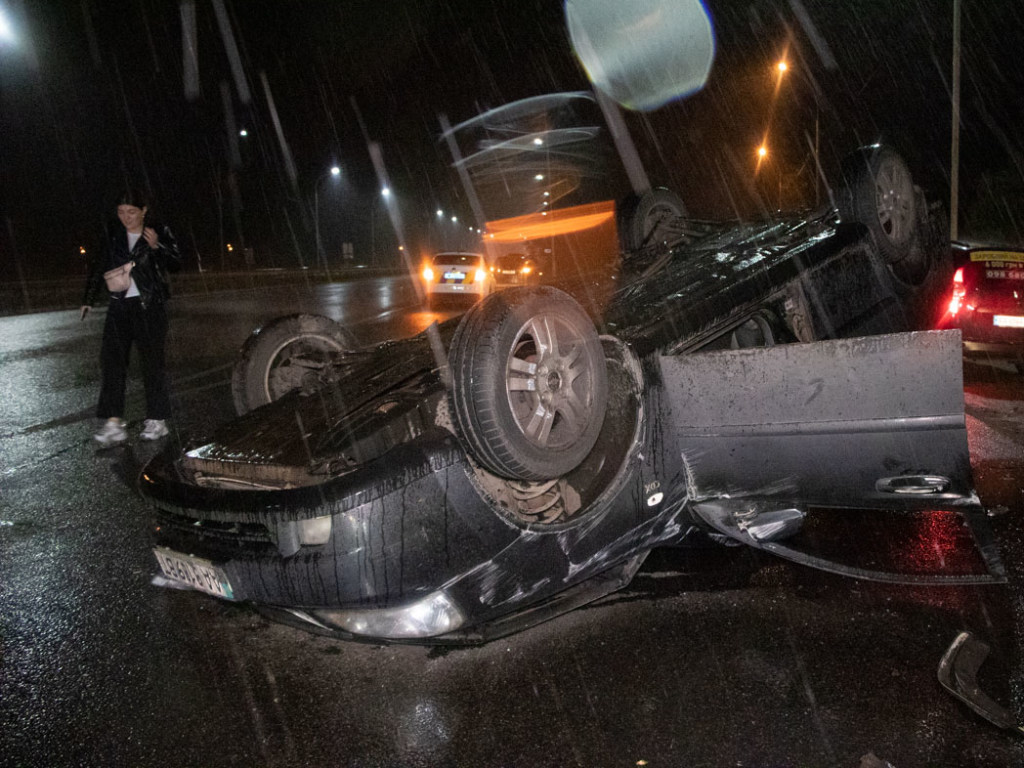 На столичной Оболони Chevrolet перевернулось на крышу из-за нечестного маневра Kia (ФОТО, ВИДЕО)