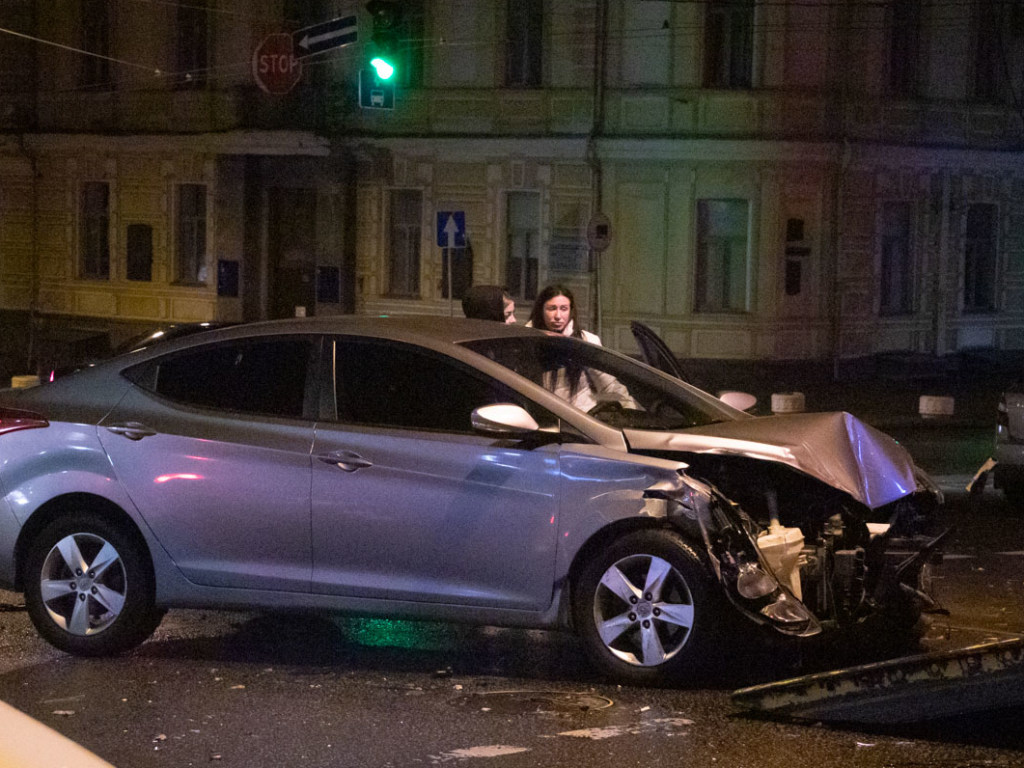 В центре Киеве столкнулись Hyundai и такси: обе машины сильно разбиты (ФОТО, ВИДЕО)