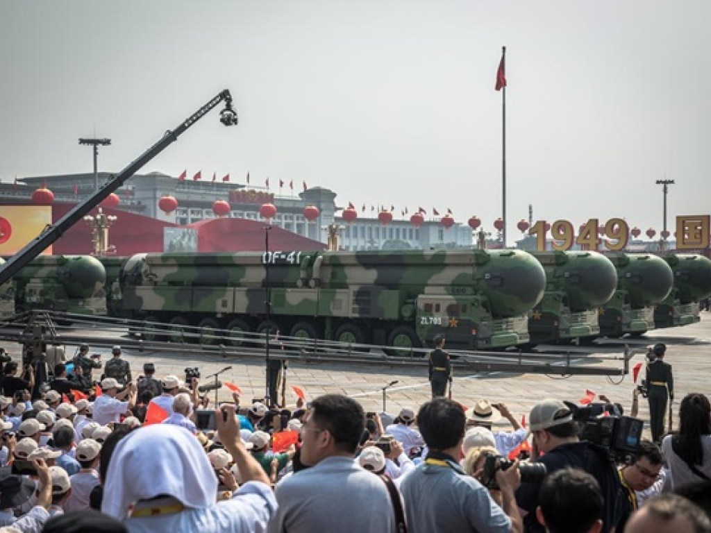 Китайские военные во время парада показали новейшее оружие (ФОТО)