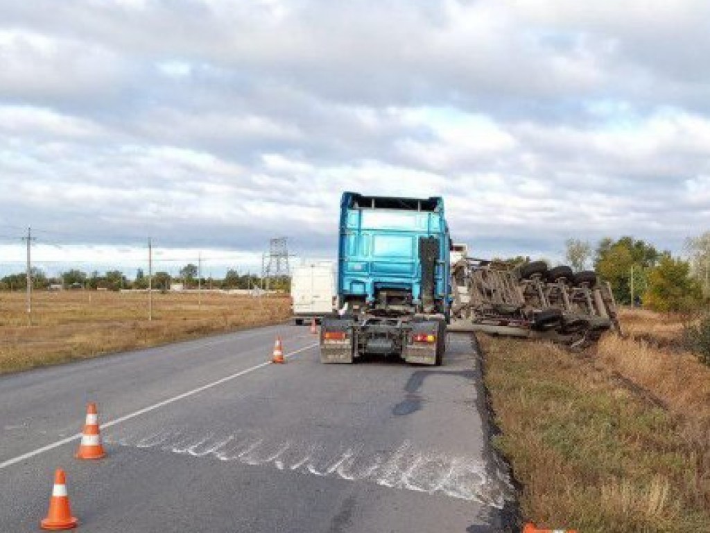 ДТП под Полтавой: вторые сутки спасатели не могут разобраться с перевернутой на дороге цистерной (ФОТО)