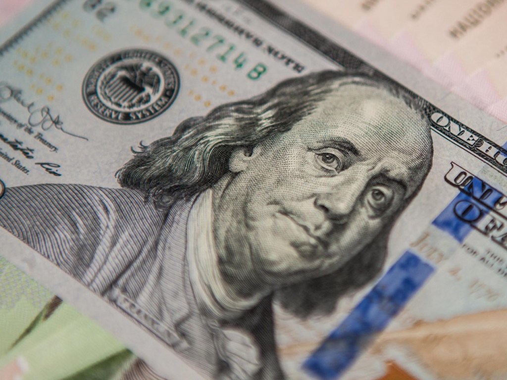 Эксперт объяснил укрепление доллара на валютном рынке