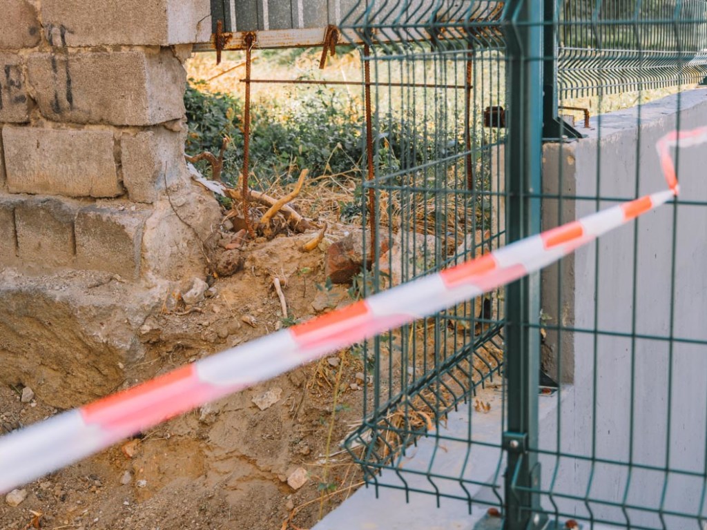 В центре Днепра нашли гранату под забором (ФОТО)