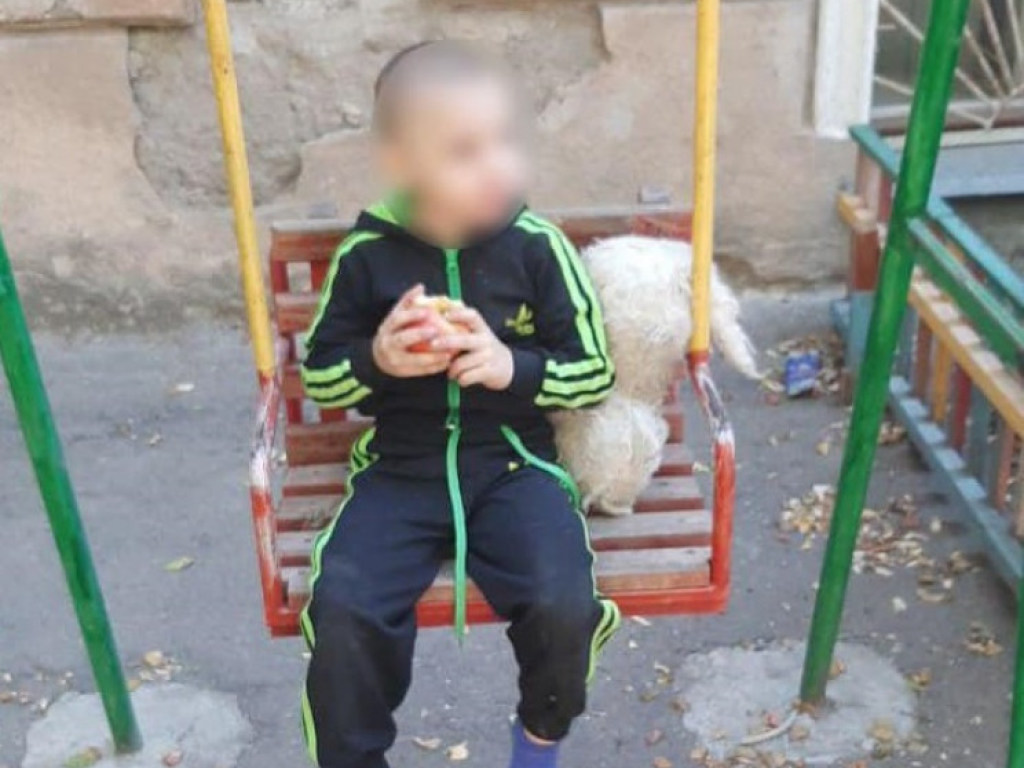 Избивали родители: в Одессе из дома сбежал трехлетний малыш (ФОТО)