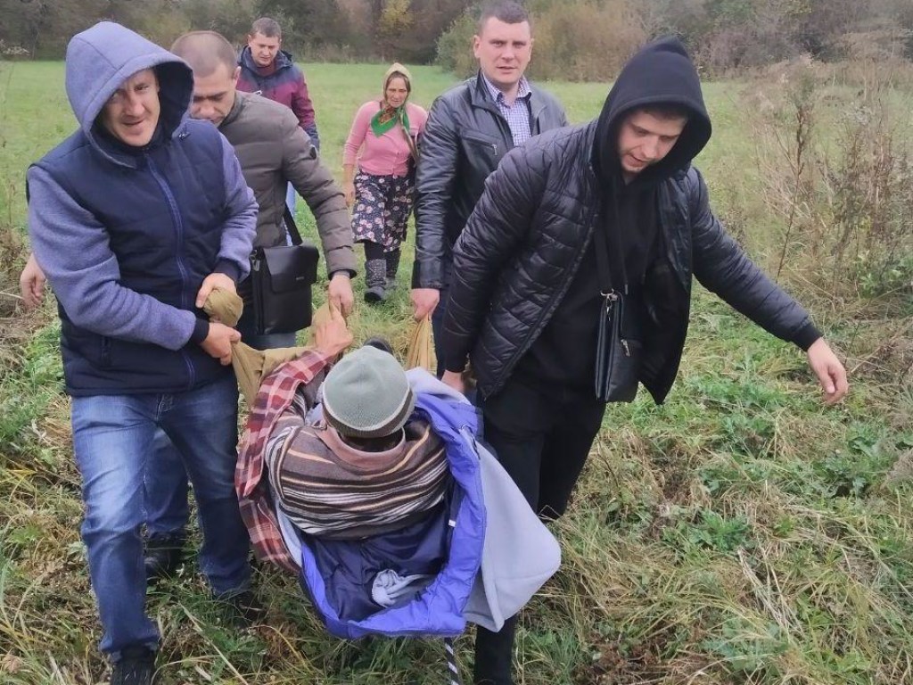 В лесу под Киевом нашли полуживого мокрого мужчину (ФОТО)