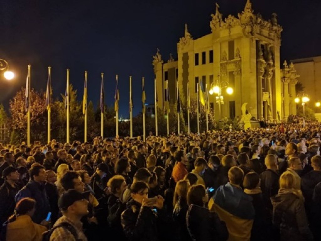 Акция «Нет капитуляции»: Что сейчас происходит на Майдане и под Офисом президента