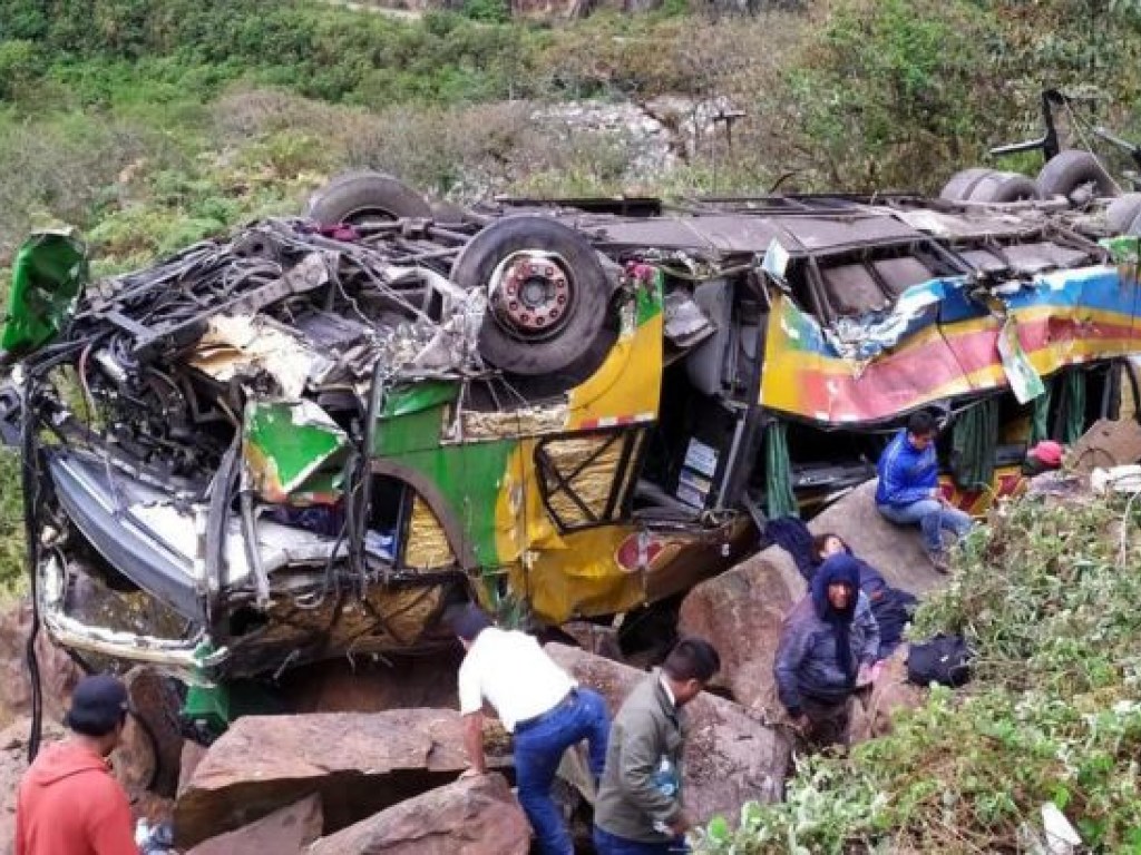 В Перу автобус упал в пропасть: более 20 погибших (ФОТО)