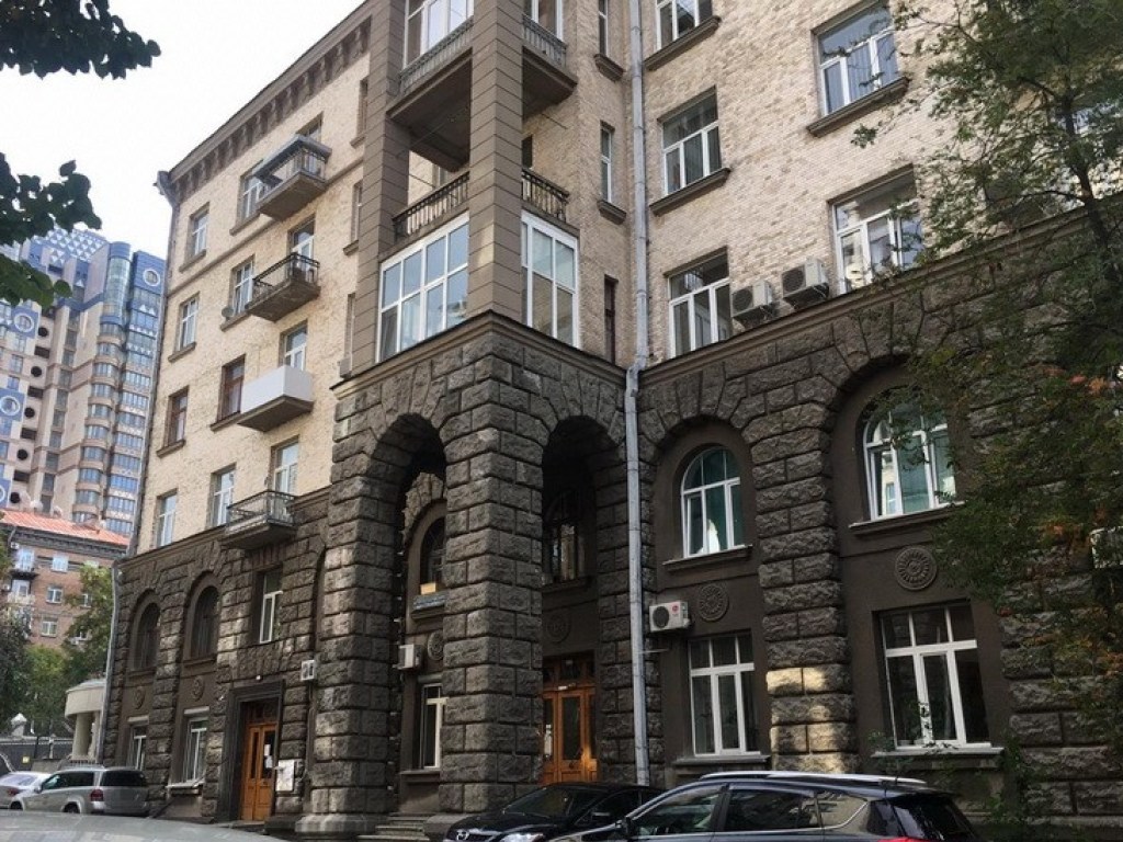 Неизвестные пытались захватить здание на Банковой в Киеве (ФОТО)
