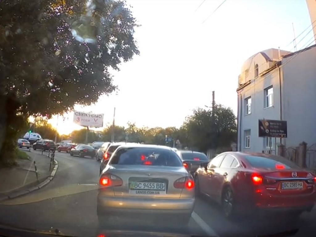 Хотели «проскочить» на красный: Патрульные на Ford устроили ДТП на перекрестке во Львове (ФОТО, ВИДЕО)