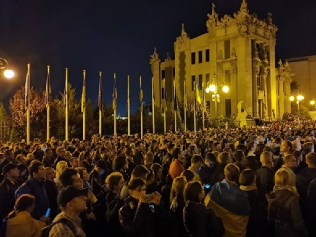 «Нет капитуляции»: Протестующие против «формулы Штайнмайера» в Киеве выдвинули требования (ВИДЕО)