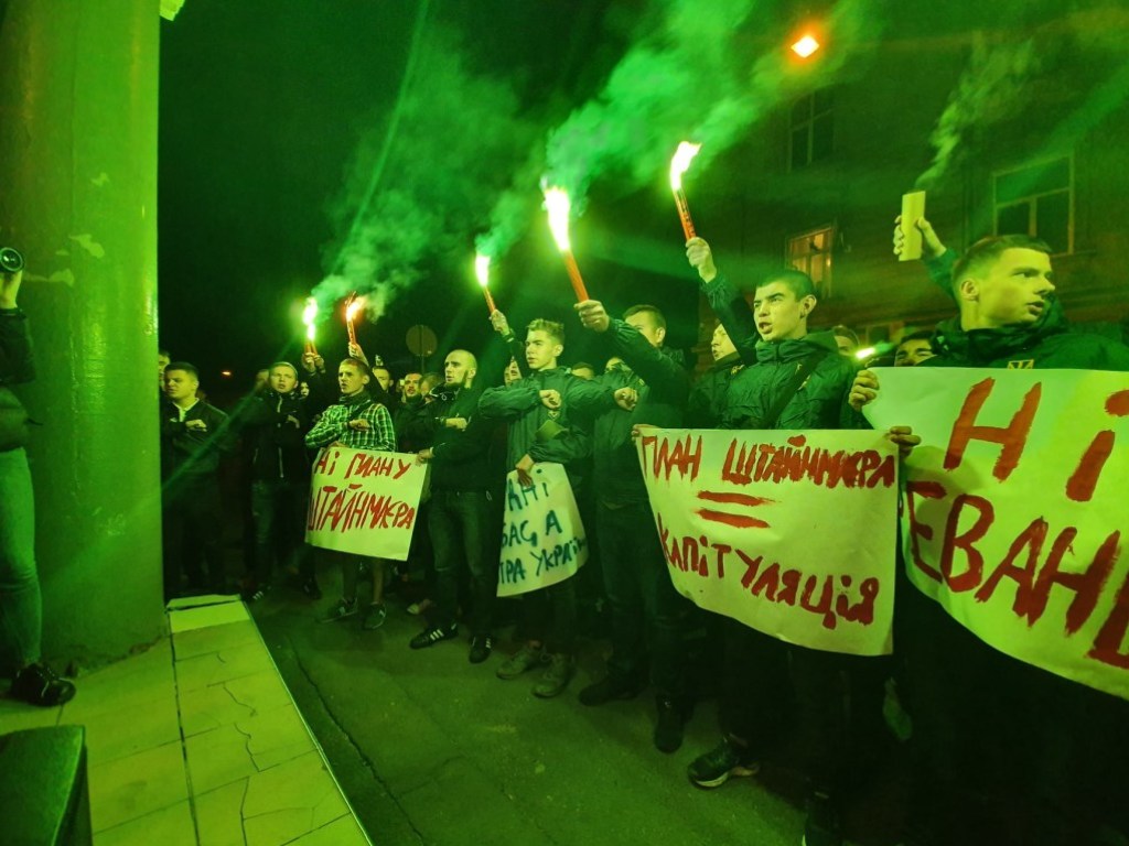 С большой вероятностью против «формулы Штайнмайера» возле Офиса Зеленского выступали сторонники Порошенко &#8212; эксперт