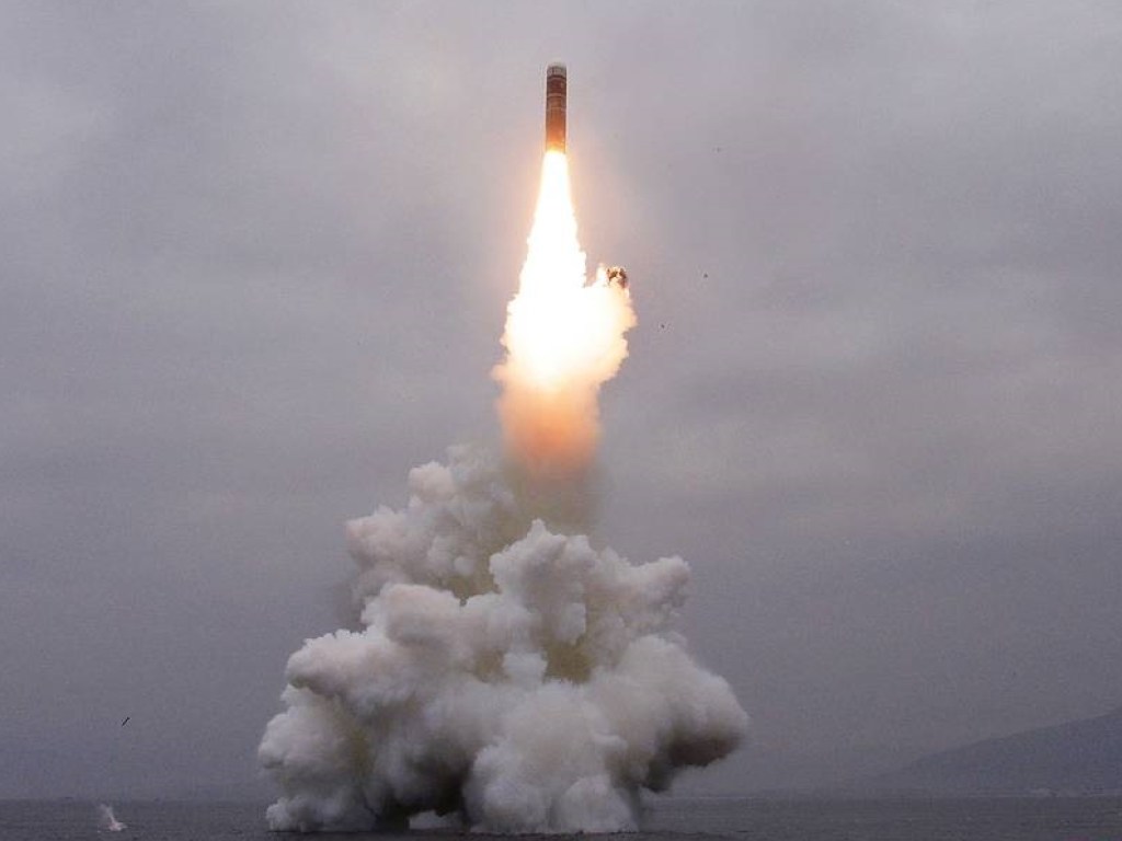 Северная Корея успешно запустила баллистическую ракету с подводной лодки (ФОТО)