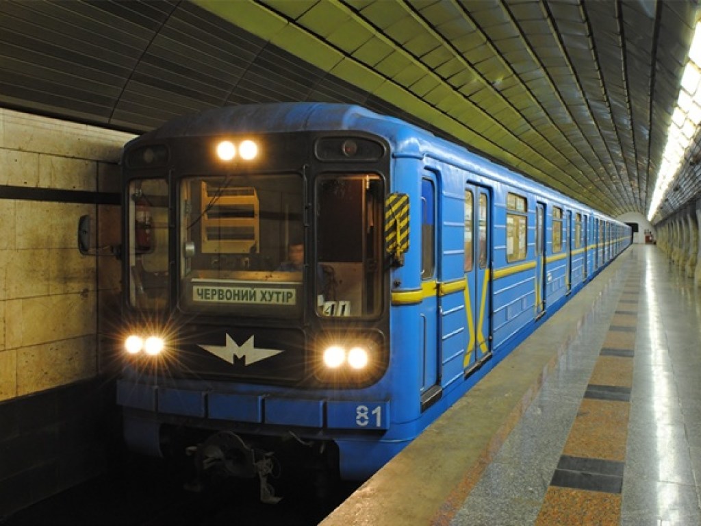 В киевском метро закурил сигарету неадекватный пассажир (ВИДЕО)